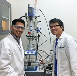 Imperial researchers with the Asynt reactor system